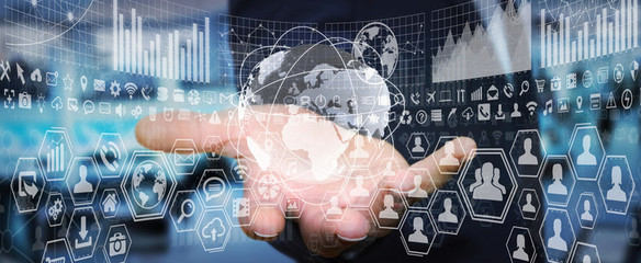 图形设计师在黑暗工作室中利用触摸屏面板制作草图